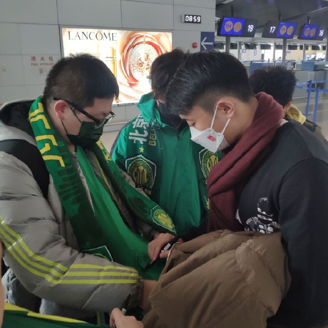 有消息称，赖斯就像在西汉姆一样，努力了解俱乐部的每个部分和每个人，他从来都不是一个害羞的人，留在伦敦也让他适应新俱乐部变得更容易，他与西汉姆前队长诺布尔也保持着密切的联系。